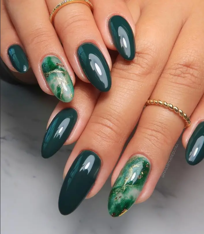 Dark Green And Detail Gold Nails Design 