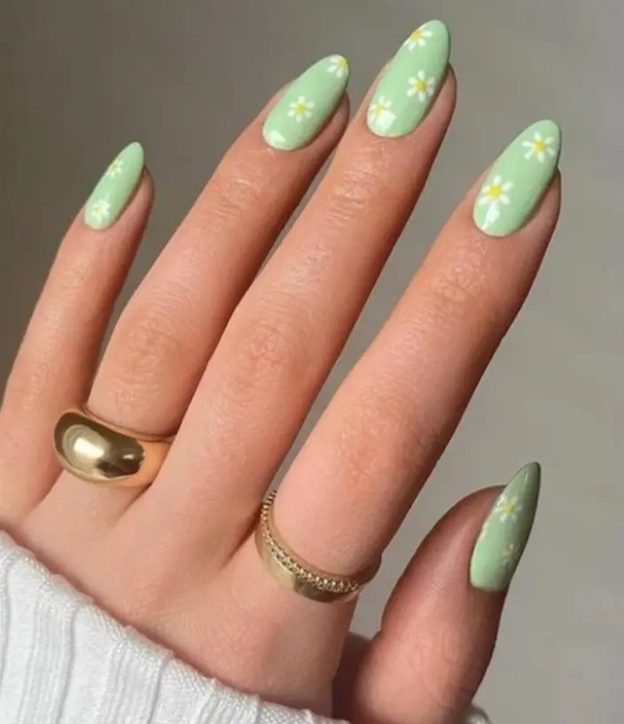 Daisy Green Nails Design