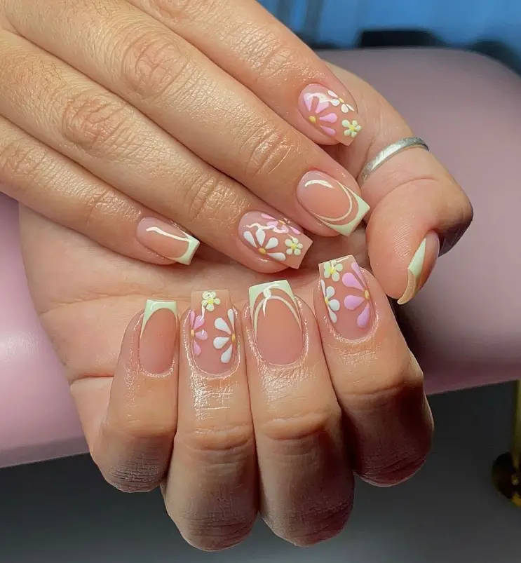 Flower Short Nail Inspo 